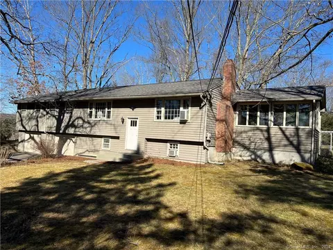 4 Oak Dr, Marlborough, CT 06447
