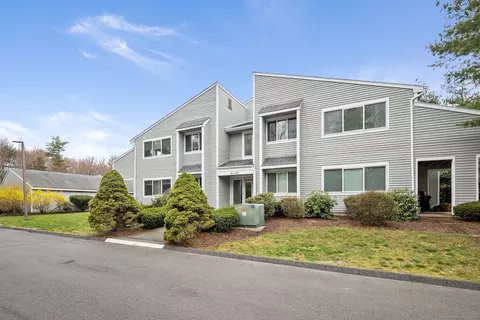 108 Hilltop Dr #108, Weatogue, CT 06089