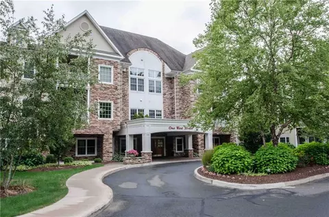1 West St #207, Simsbury, CT 06070