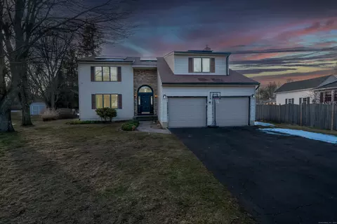 36 Oak Grove St, Manchester, CT 06040
