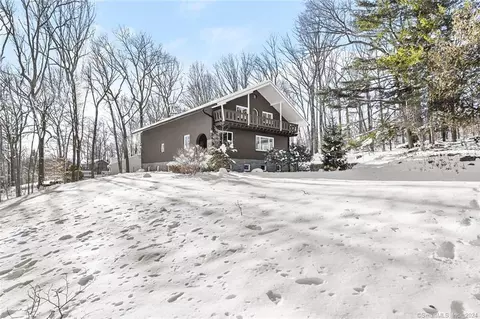 2 Old Bridge Rd E, New Fairfield, CT 06812