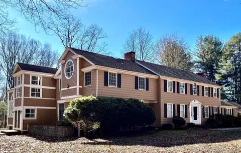 11 Highview Dr, Woodbridge, CT 06525