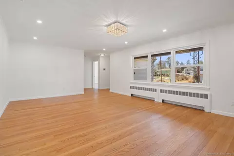 2 Old Field Rd, West Hartford, CT 06117