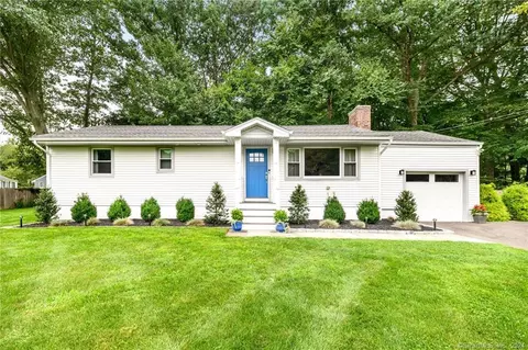 27 Arnold Ln, Norwalk, CT 06853