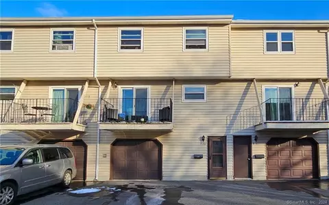 430 Blackstone Vlg #430, Meriden, CT 06450