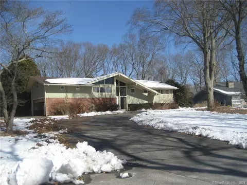 10 Royal Oaks Dr, Norwich, CT 06360