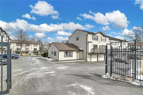 15 Crest St #D22, West Haven, CT 06516