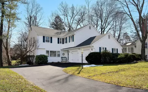 39 Pine Brook Ln, West Hartford, CT 06107