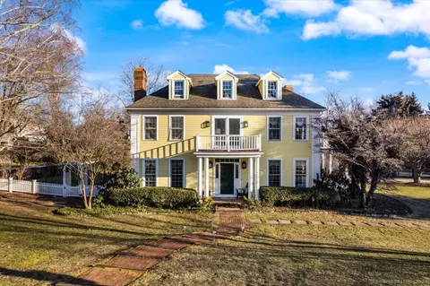 11 Bushnell St, Essex, CT 06426