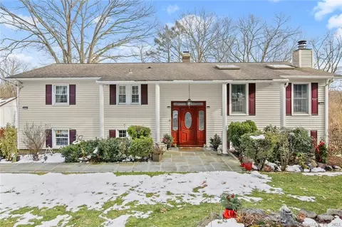 11 Rae Ln, Norwalk, CT 06850
