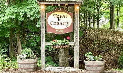 229 Bacon Pond Rd #342, Woodbury, CT 06798