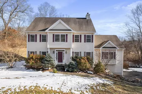 1 Quail Hollow Ln, Newtown, CT 06470