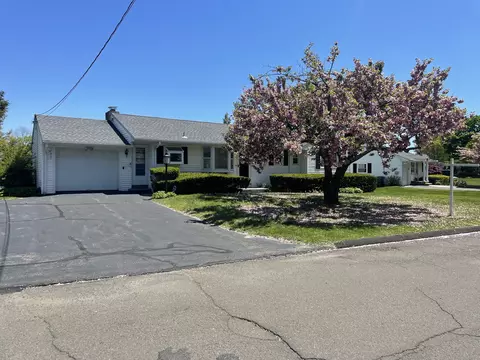 20 Apple Blossom Ln, Danbury, CT 06811