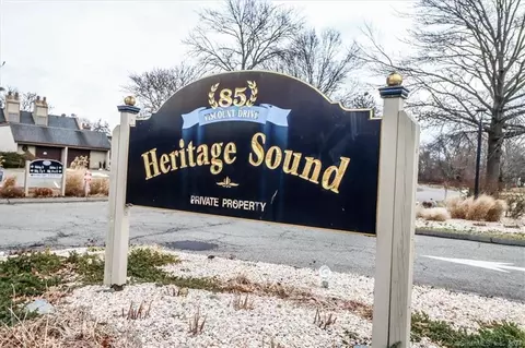 85 Viscount Dr #B65, Milford, CT 06460