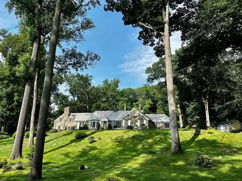 128 Dogwood Ln, Stamford, CT 06903