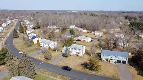 6 Richard Ln, Bloomfield, CT 06002