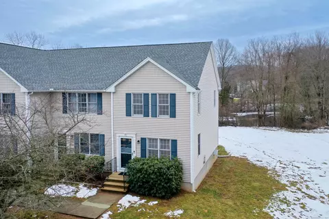27 White Tail Ln #27, Wallingford, CT 06492