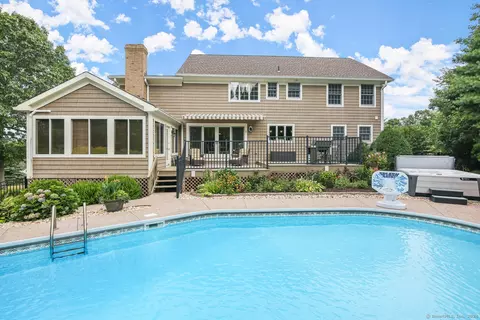 12 Woodridge Ln, New Fairfield, CT 06812