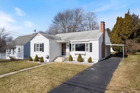 39 Longview St, New London, CT 06320