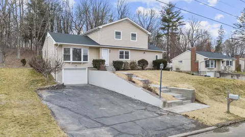 28 Mohawk Dr, Wallingford, CT 06492