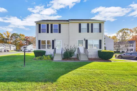 2 Holly Ln #2, Glastonbury, CT 06033