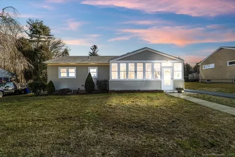 11 10th Ave, Waterford, CT 06385