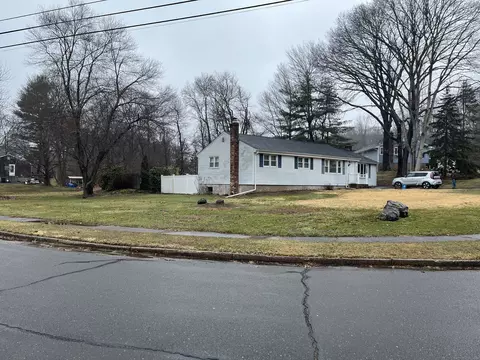 13 Oak Hill Dr, East Haven, CT 06513