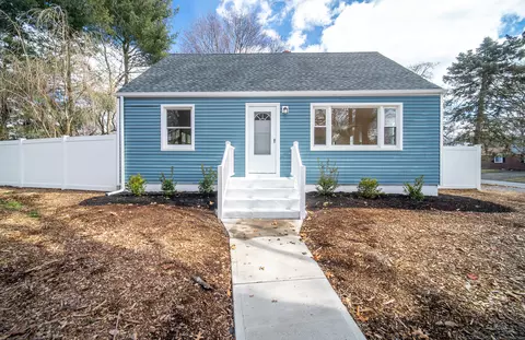 5 Park Square Ct, Fairfield, CT 06825
