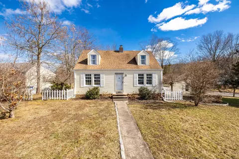 26 Sunset Rd W, North Branford, CT 06471