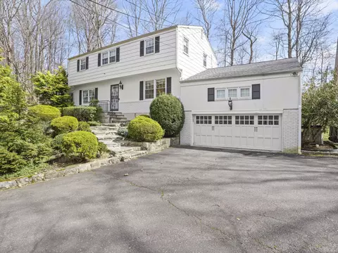 2 Arnold Dr, Stamford, CT 06905