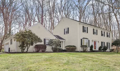 30 Tudor Ln, Trumbull, CT 06611