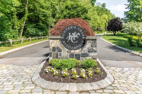 379 Hunters Dr, Litchfield, CT 06759