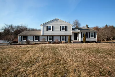 6 Lynn Cir, Bloomfield, CT 06002