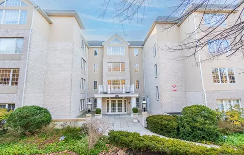2 Homestead Ln #213, Greenwich, CT 06831