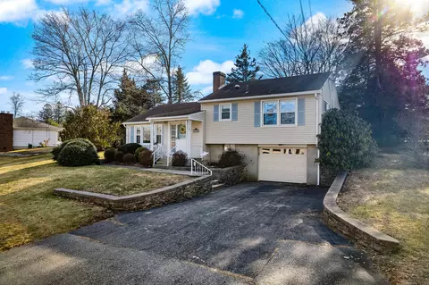30 Wintergreen Dr, Waterford, CT 06375