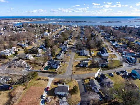 17 Vine Rd, Clinton, CT 06413