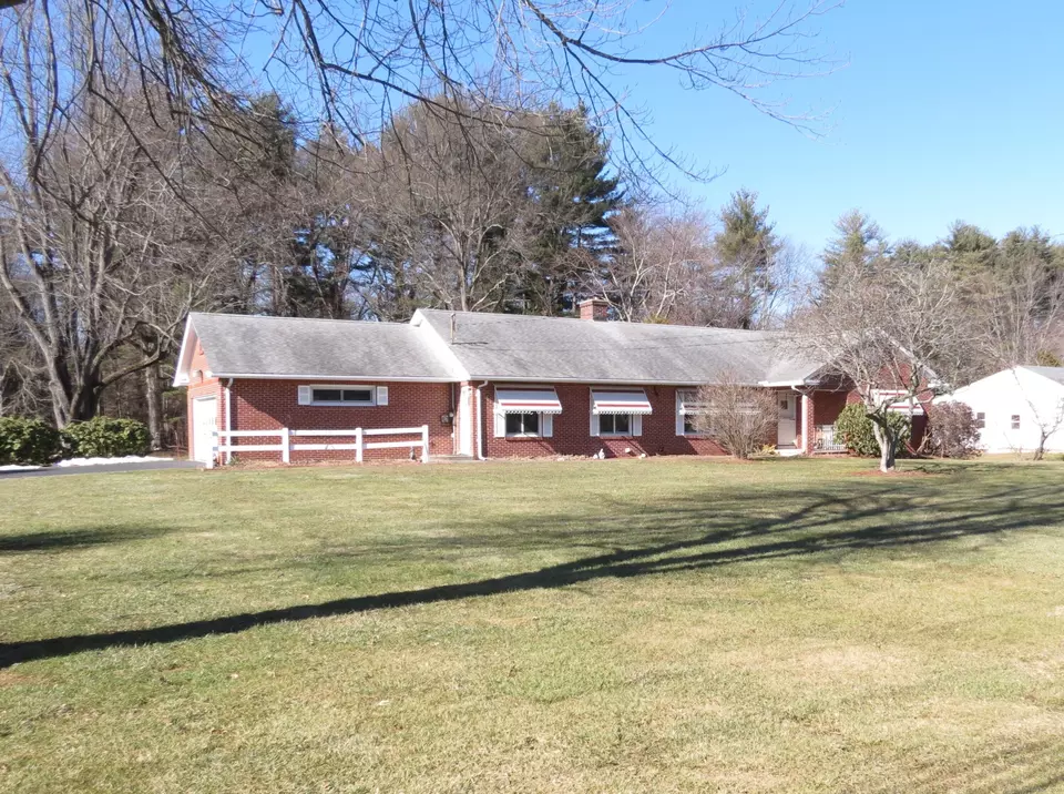 1241 North St, Suffield, CT 06078 40 Photos Movoto