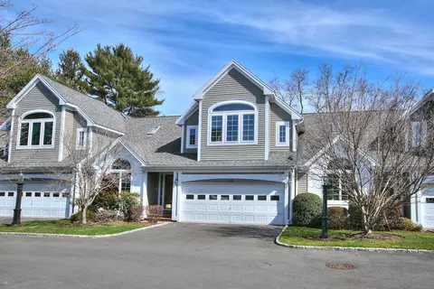 100 Hilary Cir, Fairfield, CT 06825