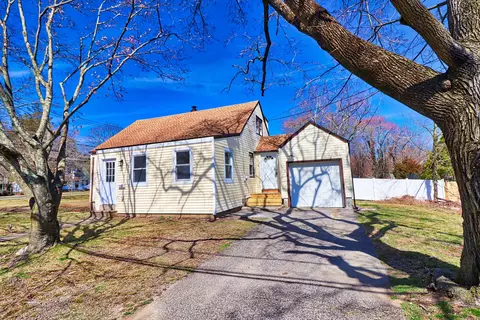 15 E Pasadena Pl, Bridgeport, CT 06610