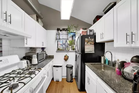 90 Glenwood Ave #90, Bridgeport, CT 06610