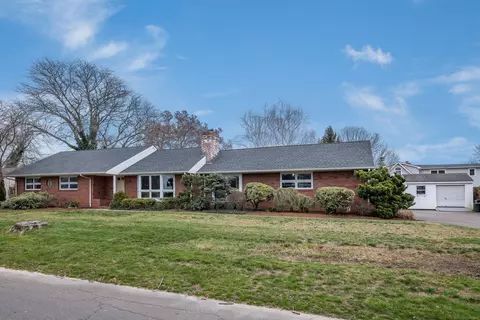 35 W Wharf Rd, Madison, CT 06443