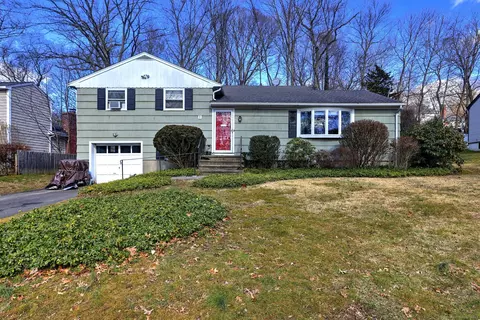 218 Woods End Rd, Fairfield, CT 06824