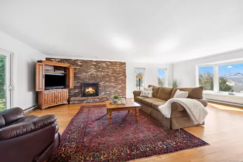 26 Shamrock Dr, Brookfield, CT 06804