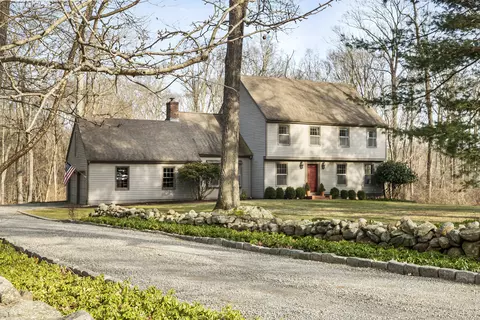3 Fawn Trl, Old Lyme, CT 06371