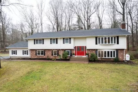 134 Pease Rd, Woodbridge, CT 06525