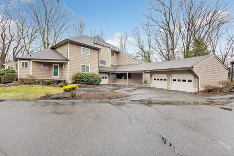 27 Meeting House Ln #27, Shelton, CT 06484