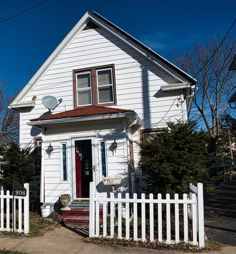 206 Prince St, Bridgeport, CT 06610