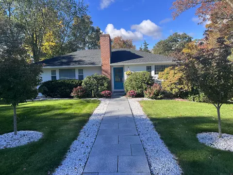 71 Acme Dr, Middlebury, CT 06762