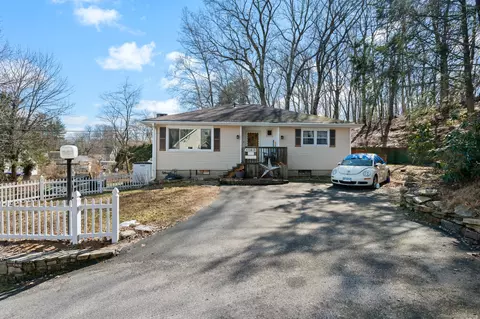 4 Joseph St, Norwich, CT 06360