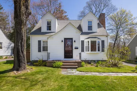 18 Evergreen Pl, Branford, CT 06405
